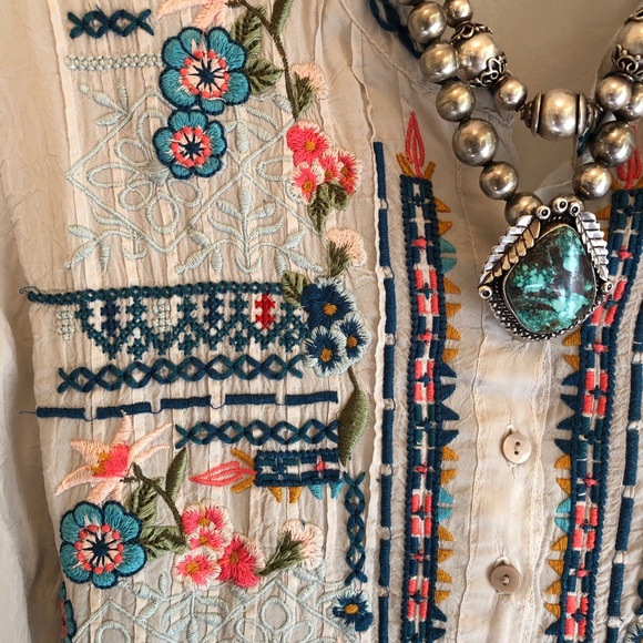 JOHNNY WAS * Light Gray Embroidered Floral Top - Picture 5 of 8